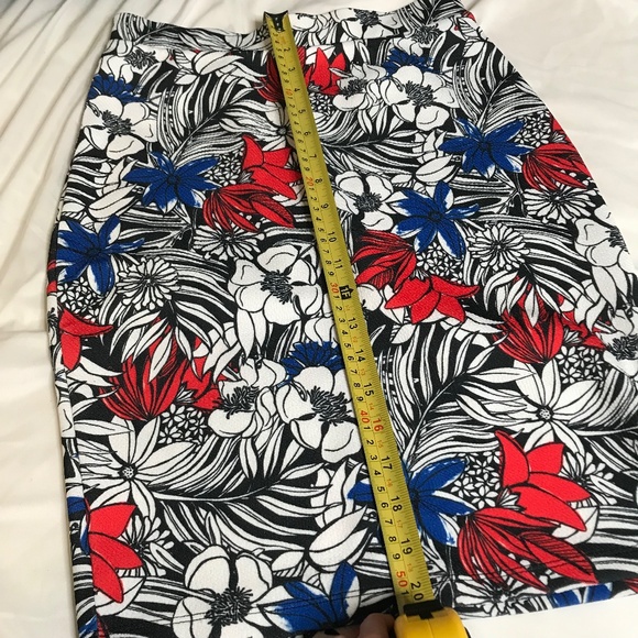 Women’s Tropical Floral Pencil Skirt • Red Blue Black White Print - Picture 2 of 15